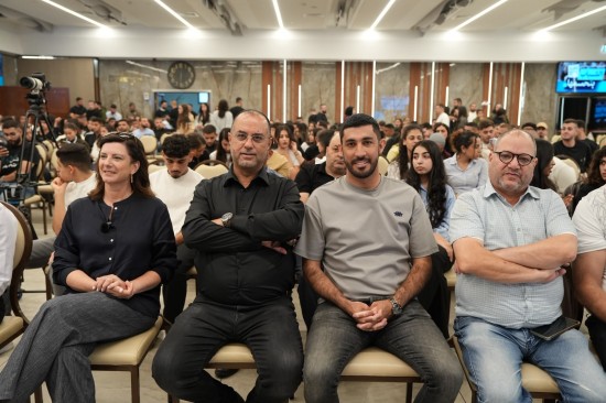 حضور حاشد من الشبان والشابات في المهرجان ...