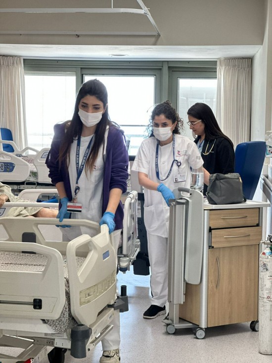 فوق سطح الأرض: المركز الطبي زيڤ يعيد اقسام الاستشفاء 