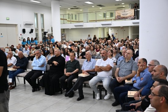 حضور حاشد في حفل اشهار كتاب أوراق عبلينية ...
